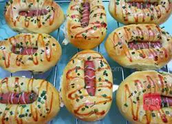 Illustration of making sausage bread 10