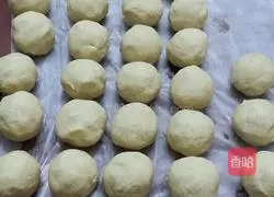 Illustration of how to make egg yolk lotus paste and whole grain mooncakes 2