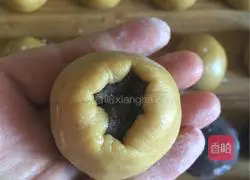 Illustration of how to make jujube paste mooncakes 8