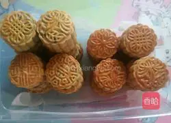 Illustration of how to make egg yolk and lotus paste mooncakes 10