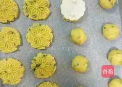 Fragrant Illustration of how to make onion crispy biscuits 5