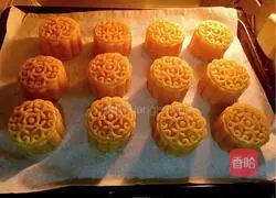 Illustration of how to make egg yolk mooncakes 10