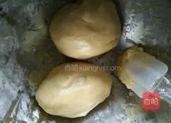 Illustration of how to make Cantonese creamy coconut milk and egg yolk filling mooncakes 5