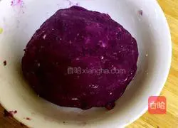 Illustration of how to make purple potato and red bean filling mooncakes 2