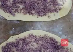 Illustration of hand kneading toast 13