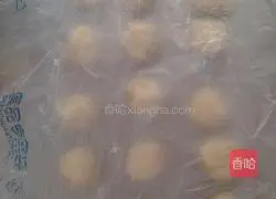 Illustration of how to make crispy five-nut mooncakes 4