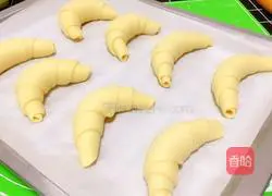 Illustration of how to make croissants 11