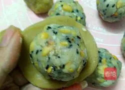 Illustration of making five-nut mooncakes 8