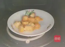 Illustration of making homemade snow-skin egg yolk mooncakes 3