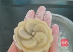 Illustrations of how to make Cantonese-style mooncakes 10