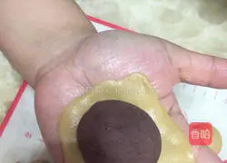 Illustration of how to make Cantonese mooncakes with bean paste and egg yolk 8