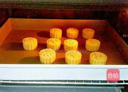 Illustration of how to make custard mooncakes 11