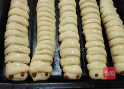 Illustration of how to make caterpillar bread 11