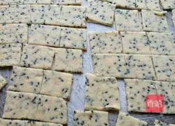 Illustration of how to make black sesame salty biscuits 6