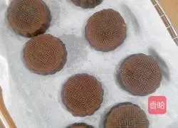 Illustration of how to make chocolate sauce mooncakes 7