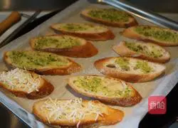 Illustration of how to make garlic French buns 6