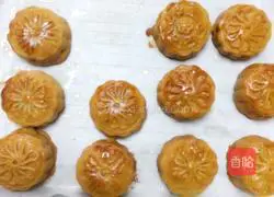 Illustration of how to make egg yolk and lotus paste mooncakes 7