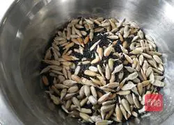 Illustration of how to make five-nut mooncake filling 5