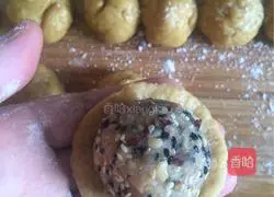 Illustration of how to make five-nut mooncakes 6