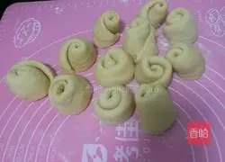 Illustration of how to make rose buns 11