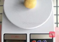 Illustration of how to make mooncakes with five kernel fillings 8