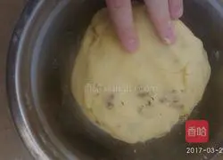 Illustration of how to make milky walnut biscuits 9