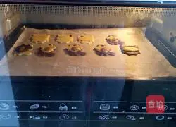Illustration of how to make small animal cookies 9