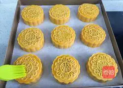 Cantonese five-nut mooncake recipe 11