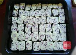 Man Illustration of how to make cranberry biscuits 6