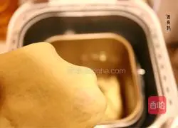 Illustration of how to make onion-flavored pork floss steak buns 2