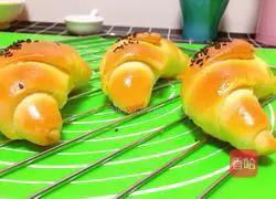 Illustration of how to make croissants 16