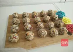 Illustration of how to make five-nut mooncake filling 8