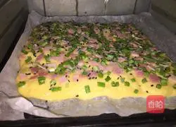 Illustration of how to make salad colored meat floss bread 9