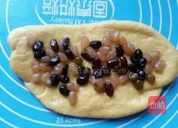 Illustration of making honey bean bread 6