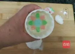 Illustration of how to make colorful snowskin mooncakes 6