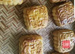 Illustration of how to make ham and five-nut mooncakes in the 1970s 11