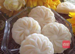 Illustration of how to make custard snowskin mooncakes 13