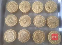 Illustration of how to make bean paste and egg yolk mooncakes 7
