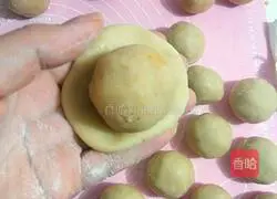 Illustration of how to make white lotus paste and egg yolk Cantonese mooncakes 9
