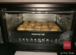 Homemade moon cakes with red bean paste filling, mung bean paste filling, pineapple filling and five kernels Illustration of how to make stuffing 9