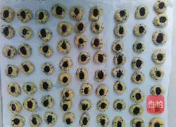 Illustration of how to make black currant and sesame cookies 6