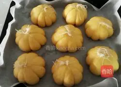 Illustration of how to make pumpkin meat floss bread 18