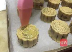 Bean paste and egg yolk Cantonese style Illustration of how to make moon cakes 13