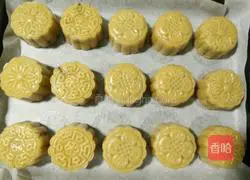 Illustration of how to make purple sweet potato, walnut and bean paste mooncakes 12