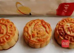 Illustration of how to make bean paste and egg yolk mooncakes 19