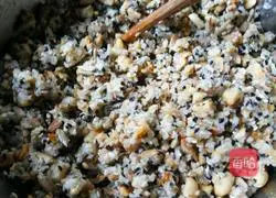 Illustration of how to make five-nut mooncakes 2