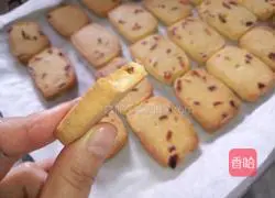 Illustration of how to make cherry cookies 9