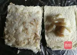 Illustration of how to make fish-filled egg toast rolls 3