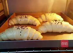 Illustration of how to make croissants 17