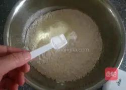 Illustration of how to make tap red sesame oil mooncakes 3